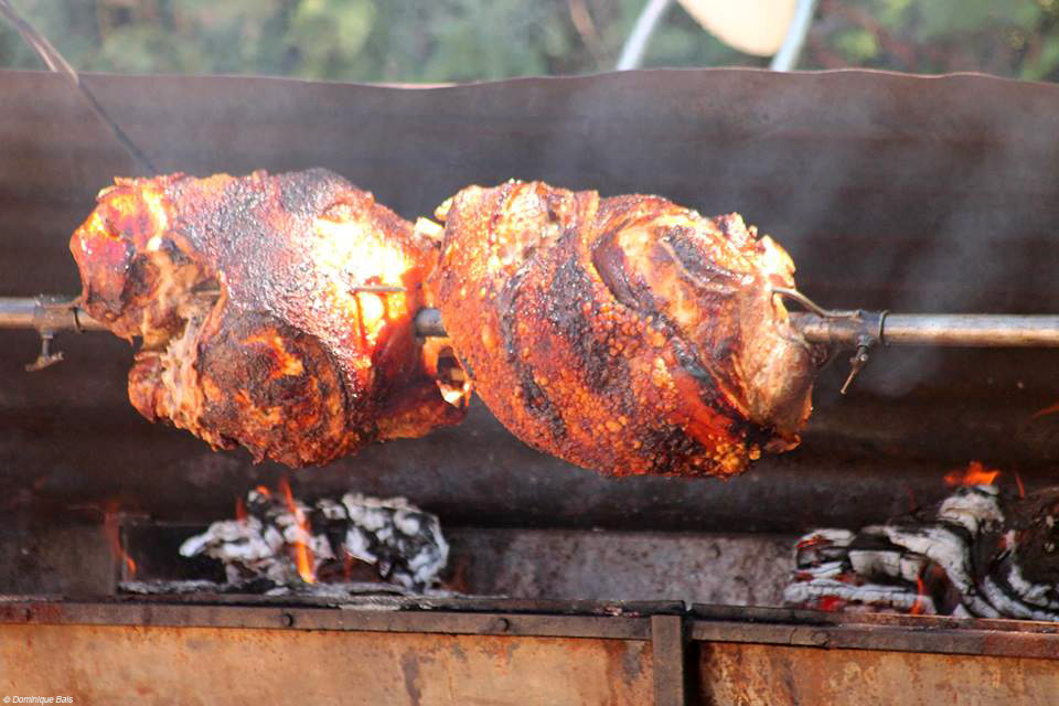 Cochon braisé au feu de bois