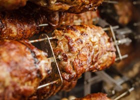 Poulet à la broche doré au feu de bois – Page de contact Les Banquets Joyeux
