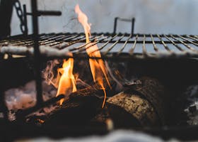 Flamme de barbecue au feu de bois – Page de contact Les Banquets Joyeux
