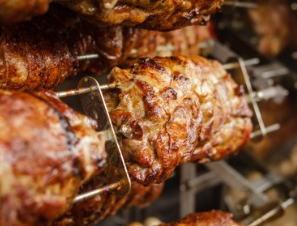 Viande rôtie à la broche au feu de bois – rôtisserie événementielle Les Banquets Joyeux