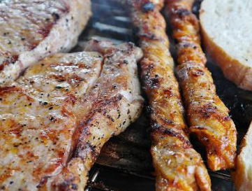 Grillades de viandes cuites au feu de bois lors de nos prestations événementielles.
